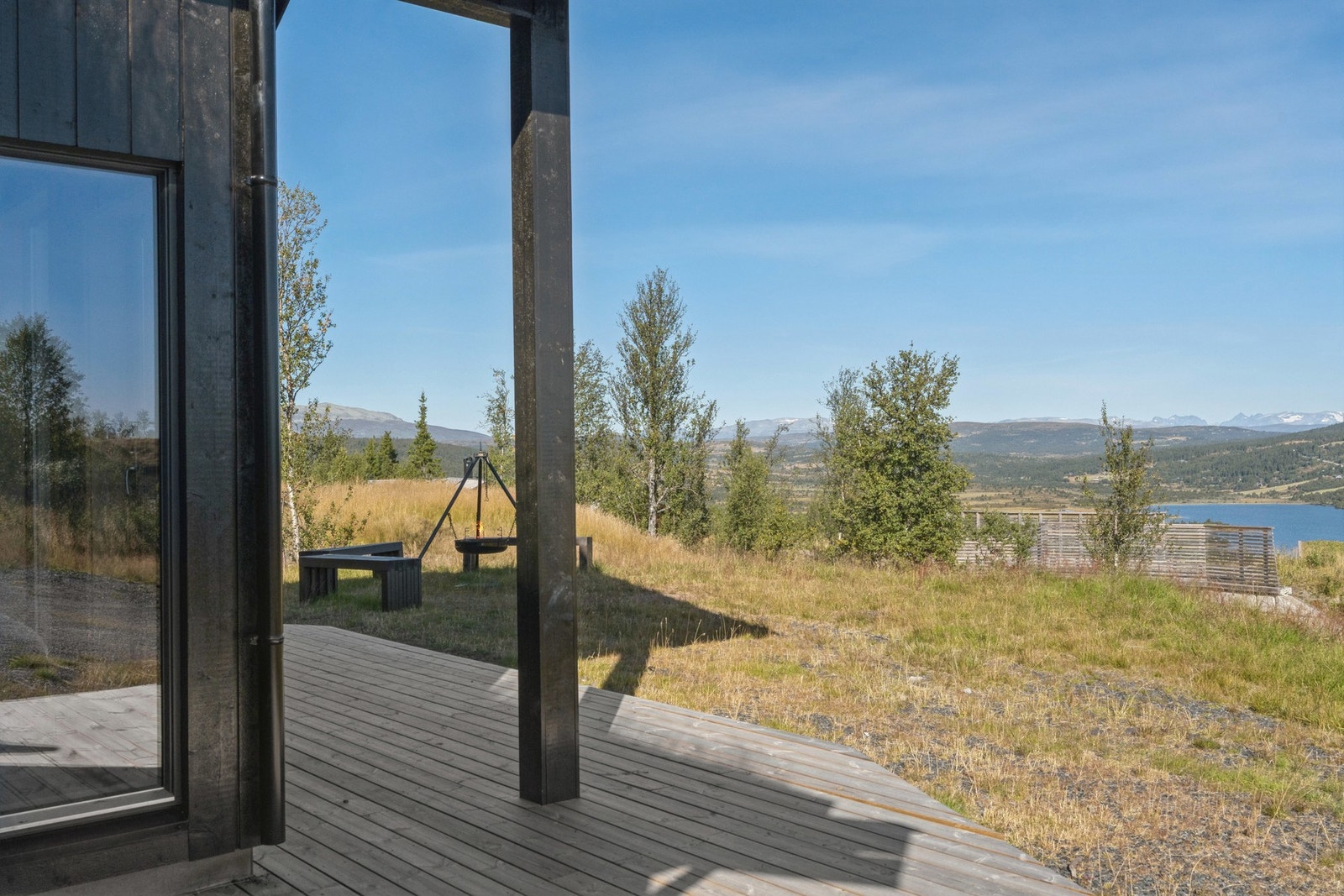 Fra stuen er det utgang til terrassen, som er delvis overbygd. Solrik terrasse med flere møbleringsmuligheter. Galleribilde