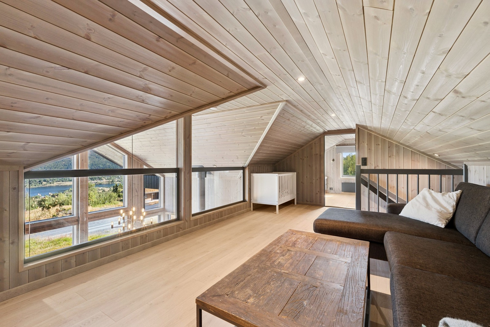 Velkommen opp på hemsen! Her er det en ekstra stue, hvor det er åpent ned til 1. etg. Galleribilde