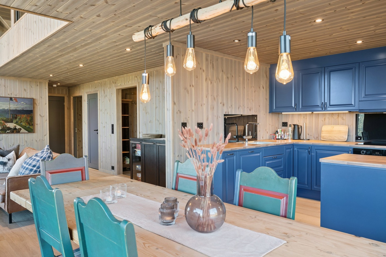 Spisestuen er plassert med nærhet til kjøkkenet og ved vinduene. Galleribilde