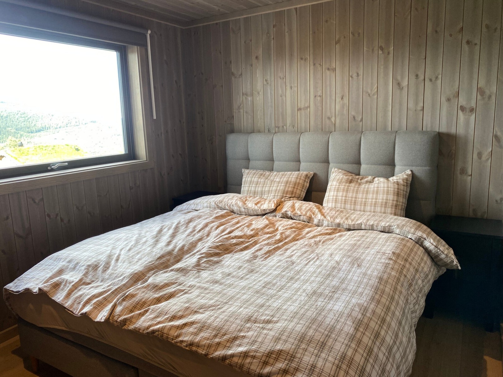 Hytta har to soverom. Hovedsoverommet er innredet med dobbeltseng. Galleribilde