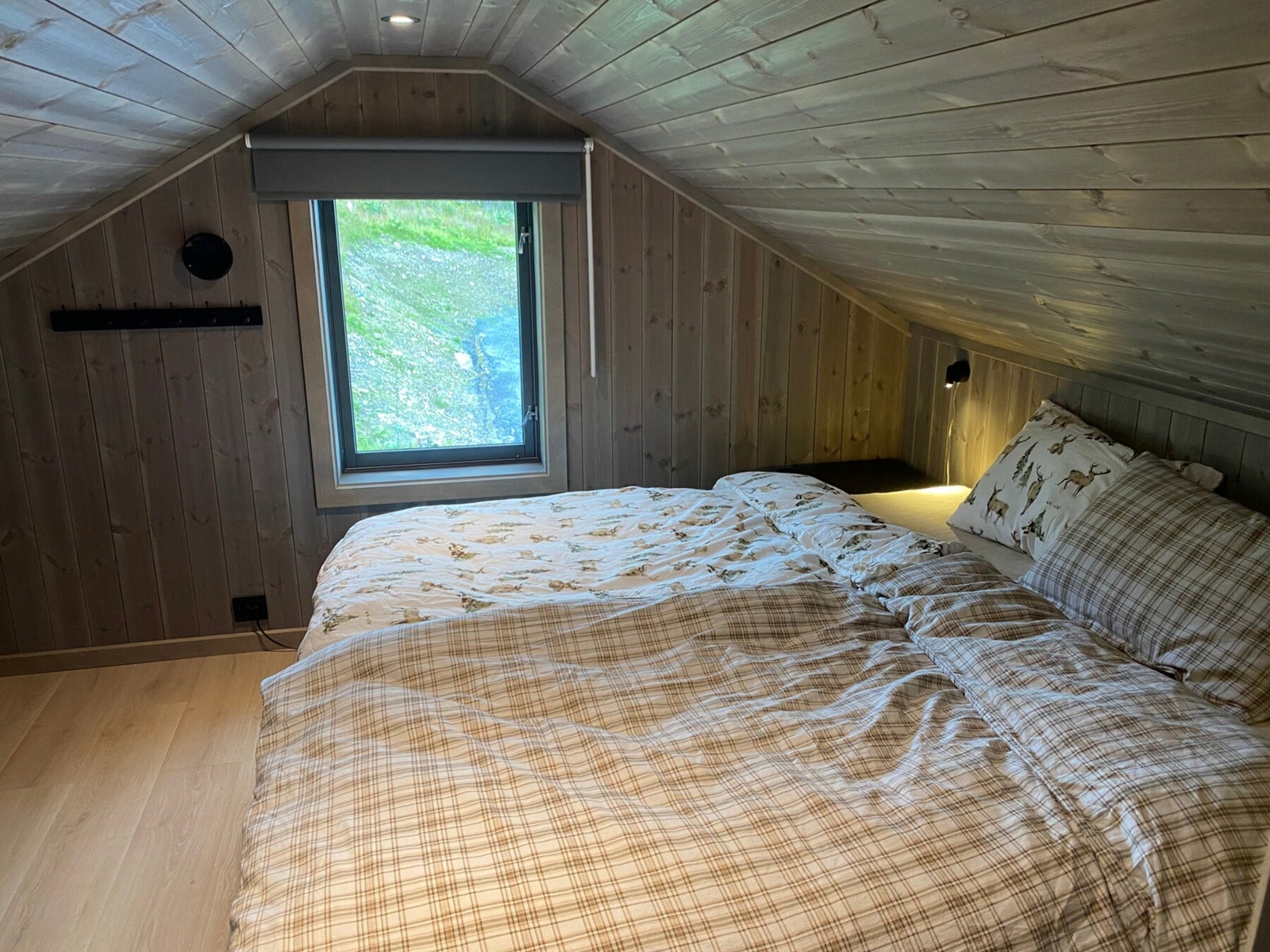 Hemsrom innredet med dobbeltseng. Det gjøres oppmerksom på at grunnet lav takhøyde tilfredsstiller ikke rommene kravet for rom til varig opphold. Galleribilde