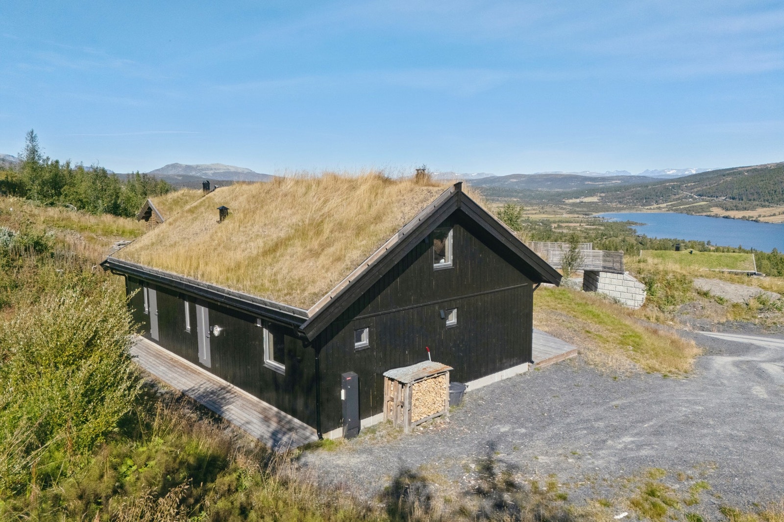 Solrik og åpen beliggenhet, med panoramautsikt over Vasetvatnet og store fjellområder! Galleribilde