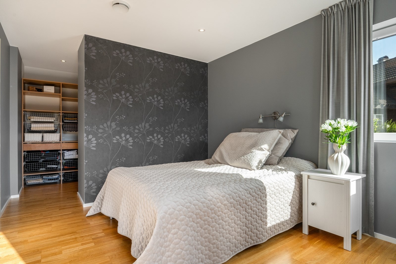 Hovedsoverom i 2. etasje med romslig walk-in. Galleribilde