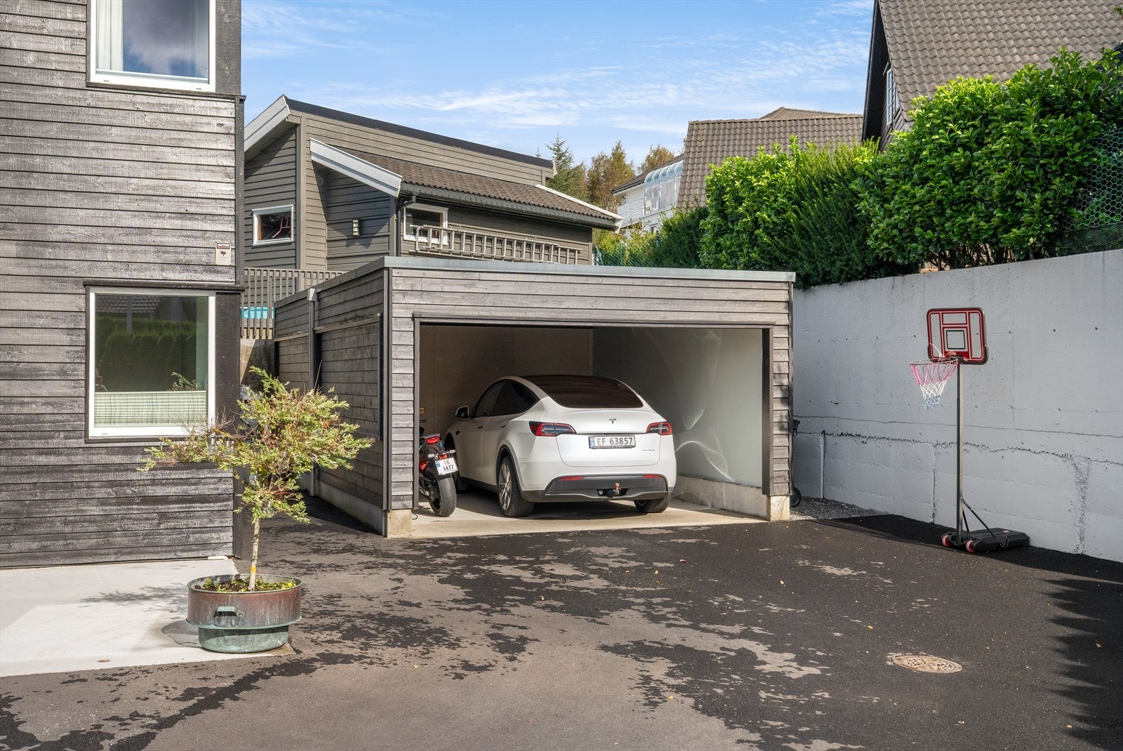 Solrik uteplass samt pent opparbeidet inngangsparti og carport. Galleribilde