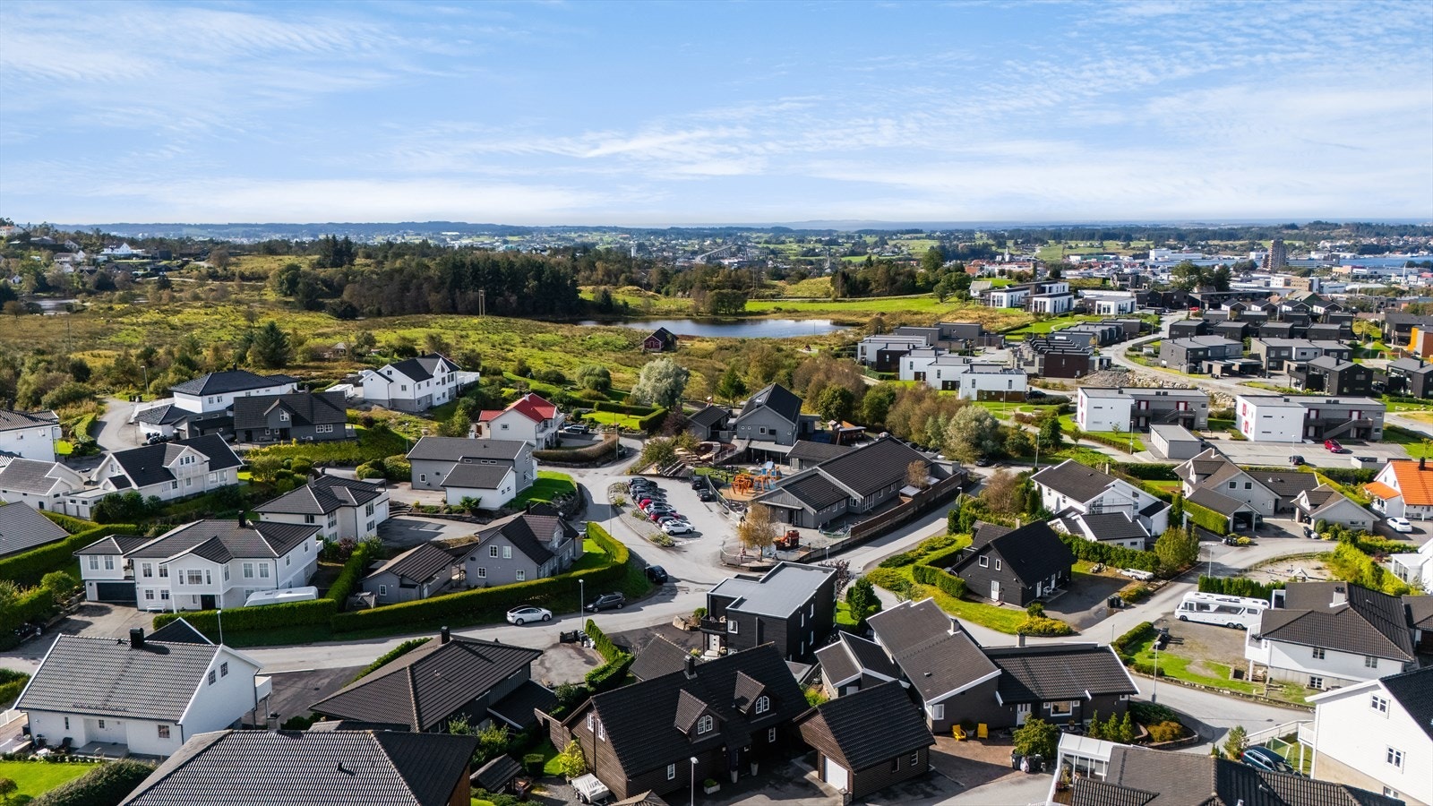 Er du glad i det grønne element er dette muligens boligen for deg. Her har en umiddelbar nærhet til Spannhelgeland og kort vei til Norheimskogen for å nevne noe. Galleribilde