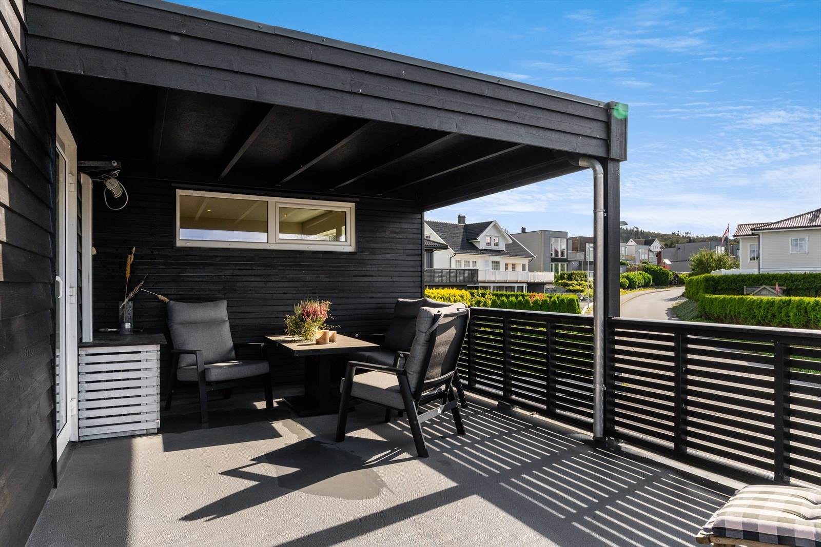 Herlige uteplasser på boligens øst, sør og vestside, med sol fra morgen til kveld. Galleribilde