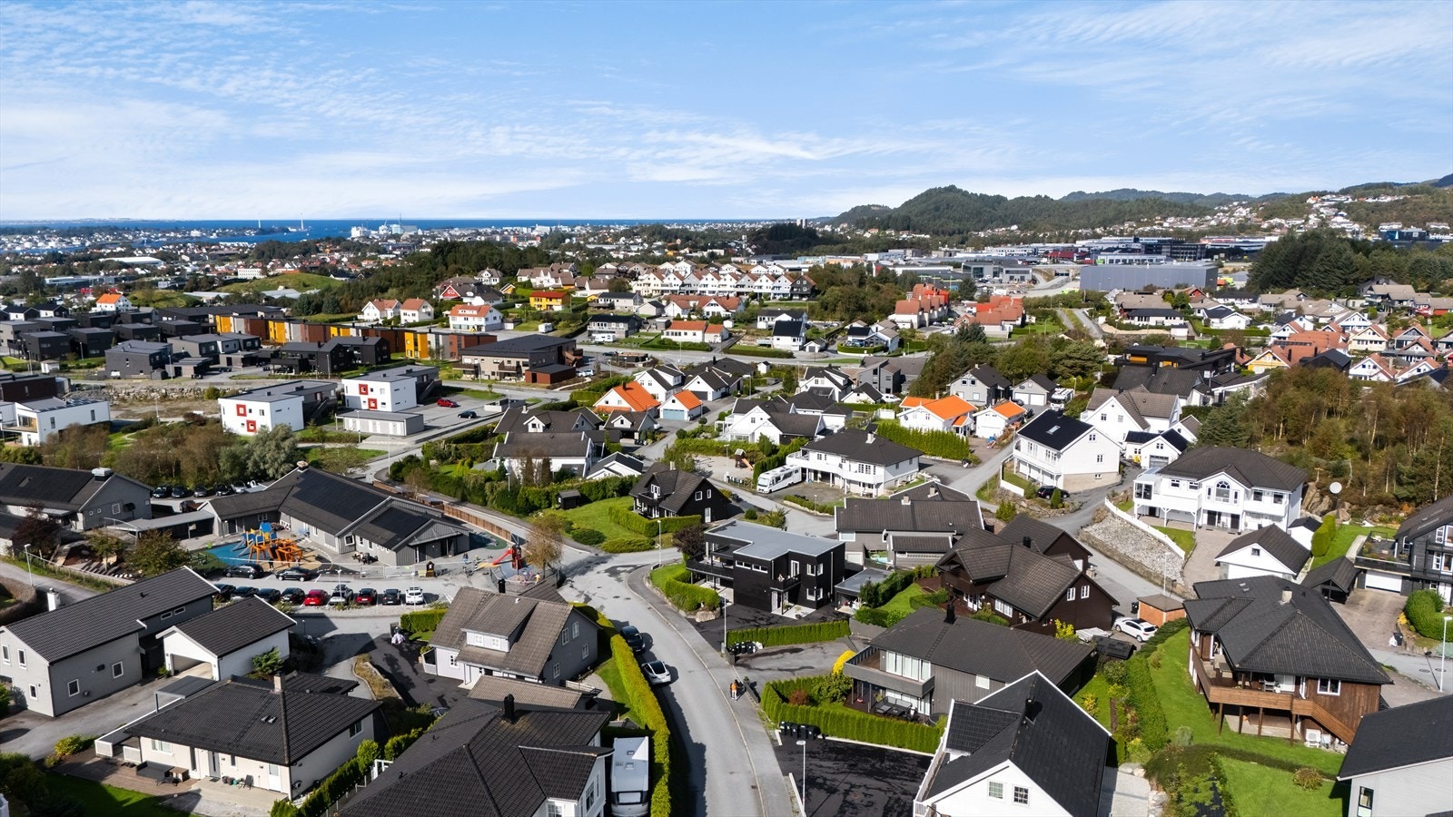 Boligen har en rolig og tilbaketrukket beliggenhet på Spannatoppen like ved barnehage og i nærheten av Norheim skole. Galleribilde