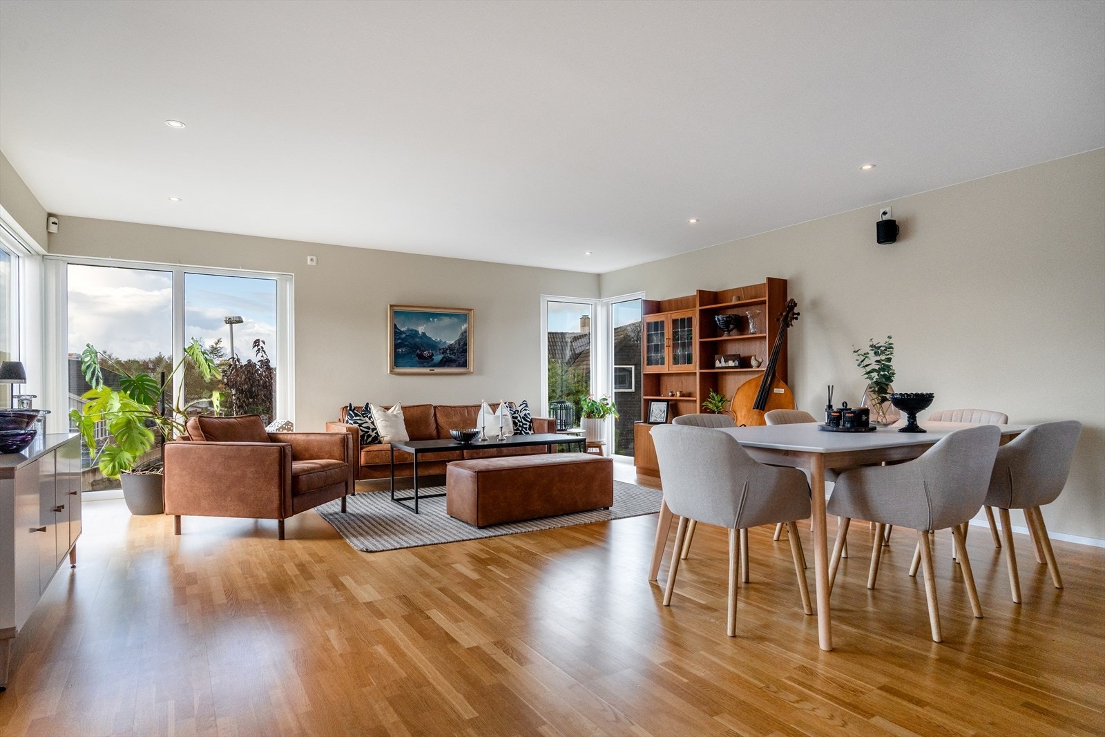 Lys og luftig stue i åpen løsning med kjøkken. Galleribilde