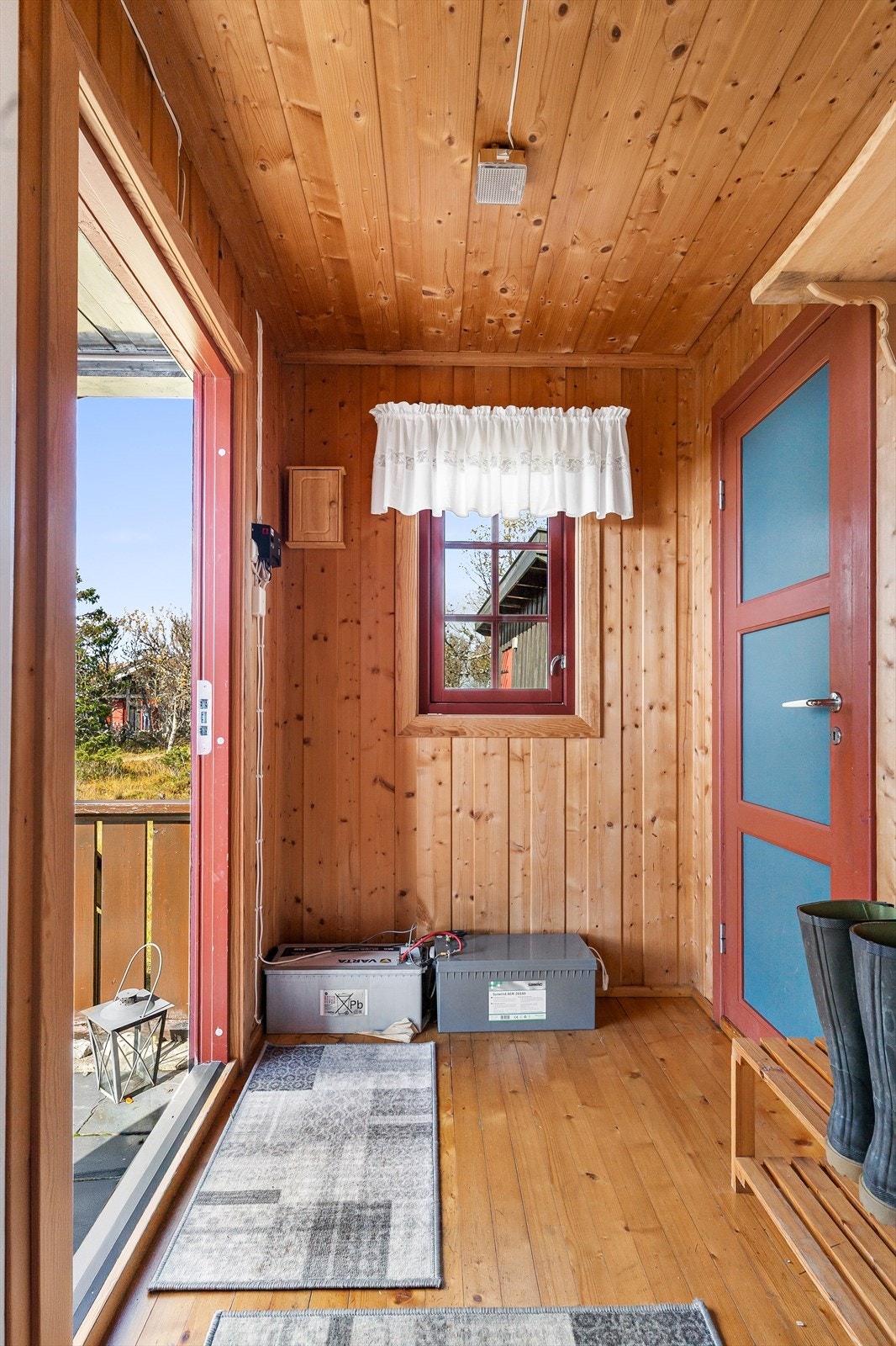 Praktisk entré med plass til yttertøy og sko, og dør inn til bod. Galleribilde