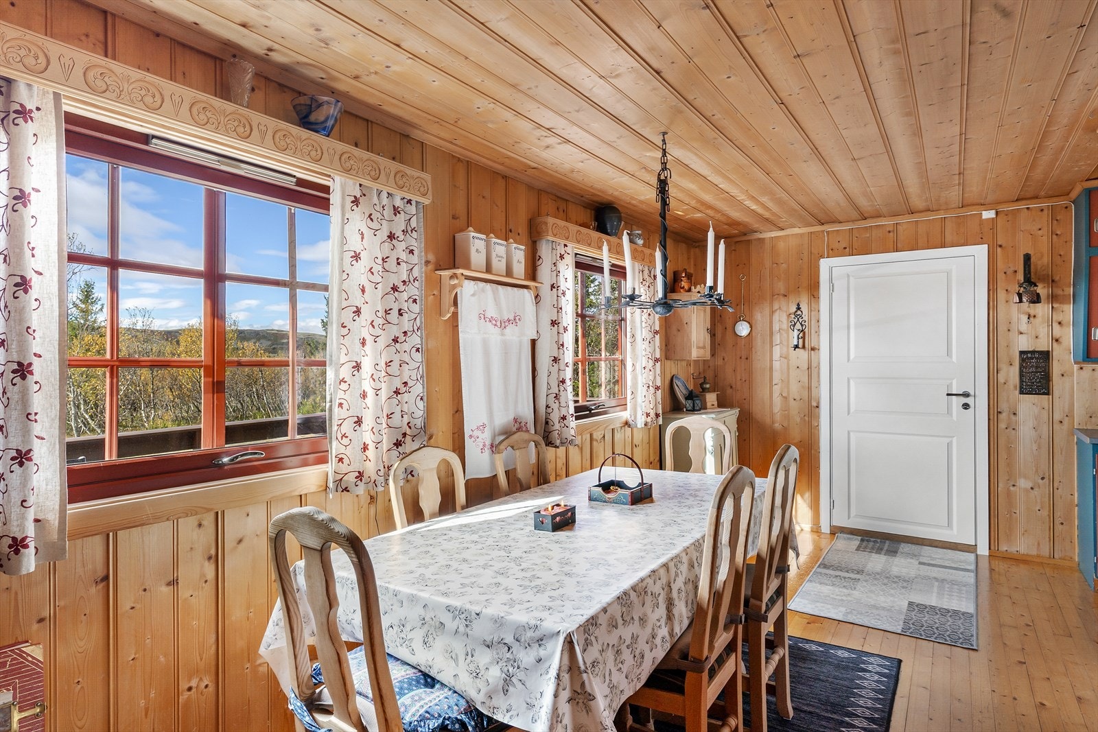 Spiseplassen ved vinduet gir en trivelig ramme for måltidene. Galleribilde