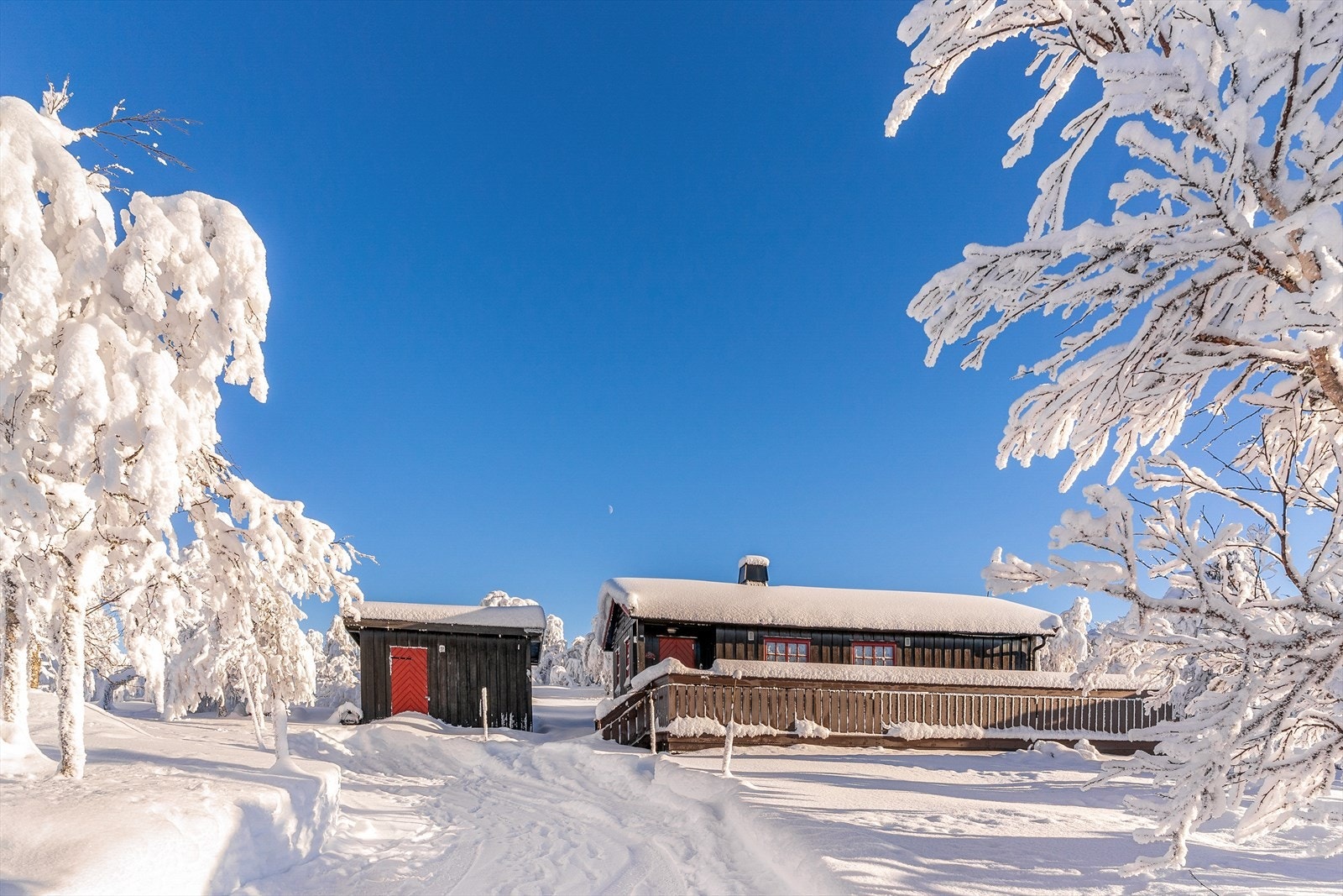Eiendommen fra 1975 består av hytte og uthus. Galleribilde