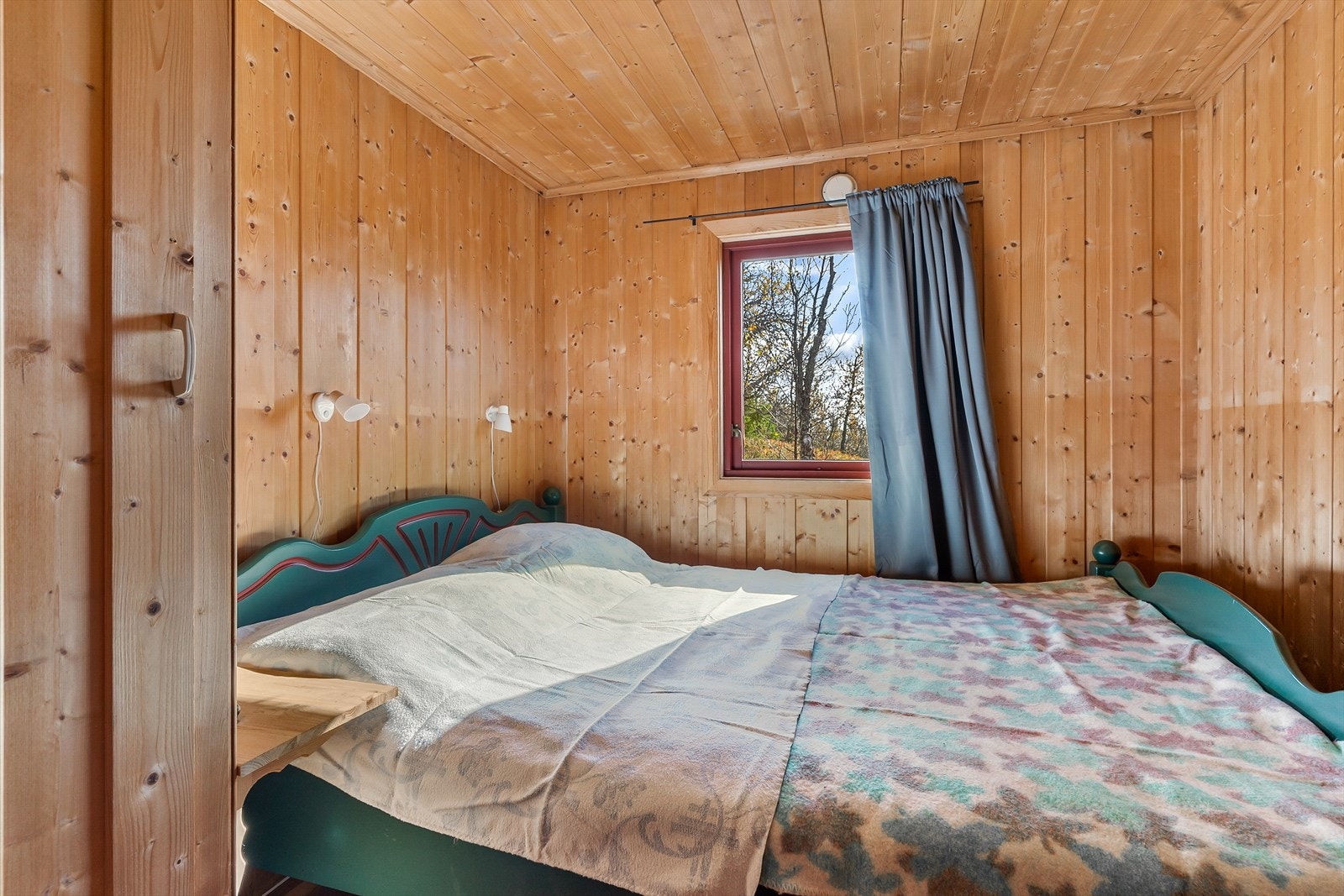 Det to soverom i hytta - soverom 1 er innredet med dobbeltseng. Galleribilde