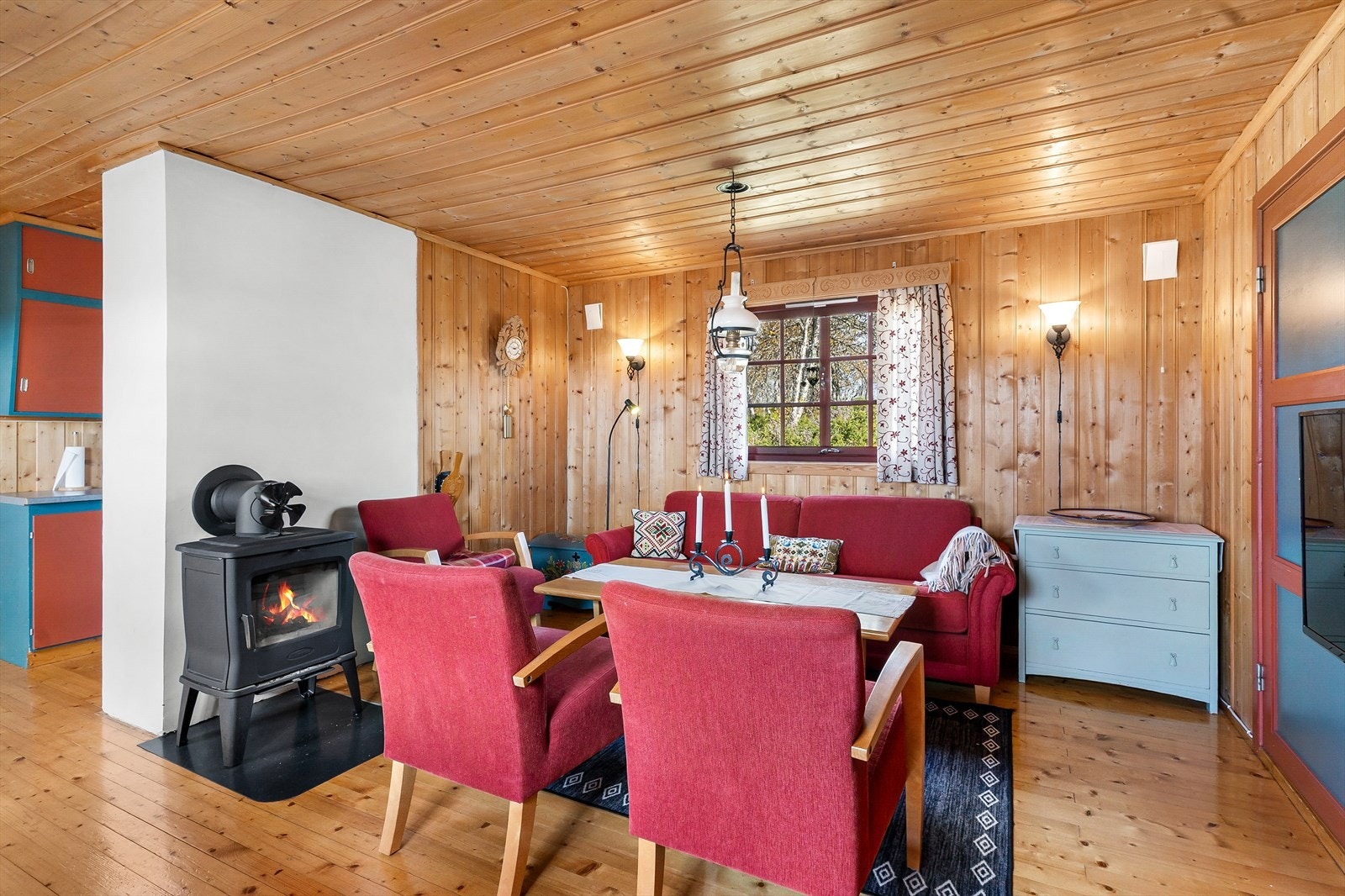 Lune, panelte overflater kombinert med naturlig lysinnslipp skaper en innbydende stemning. Galleribilde