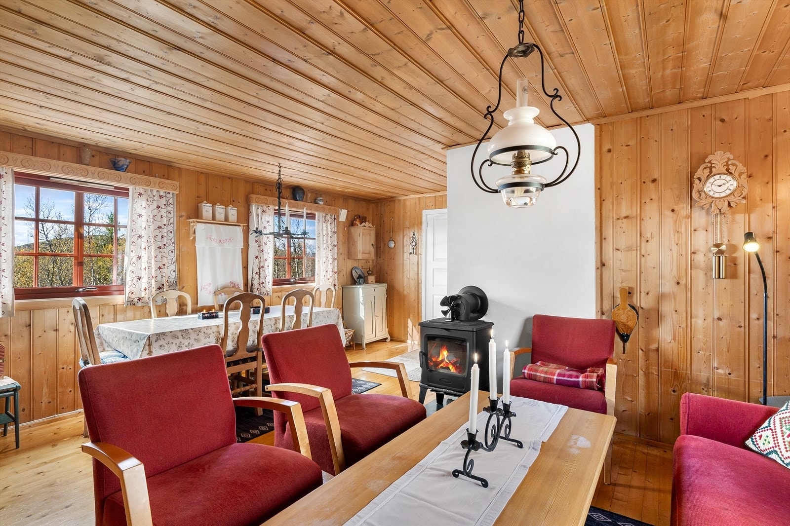 Stua er lys og trivelig. Galleribilde