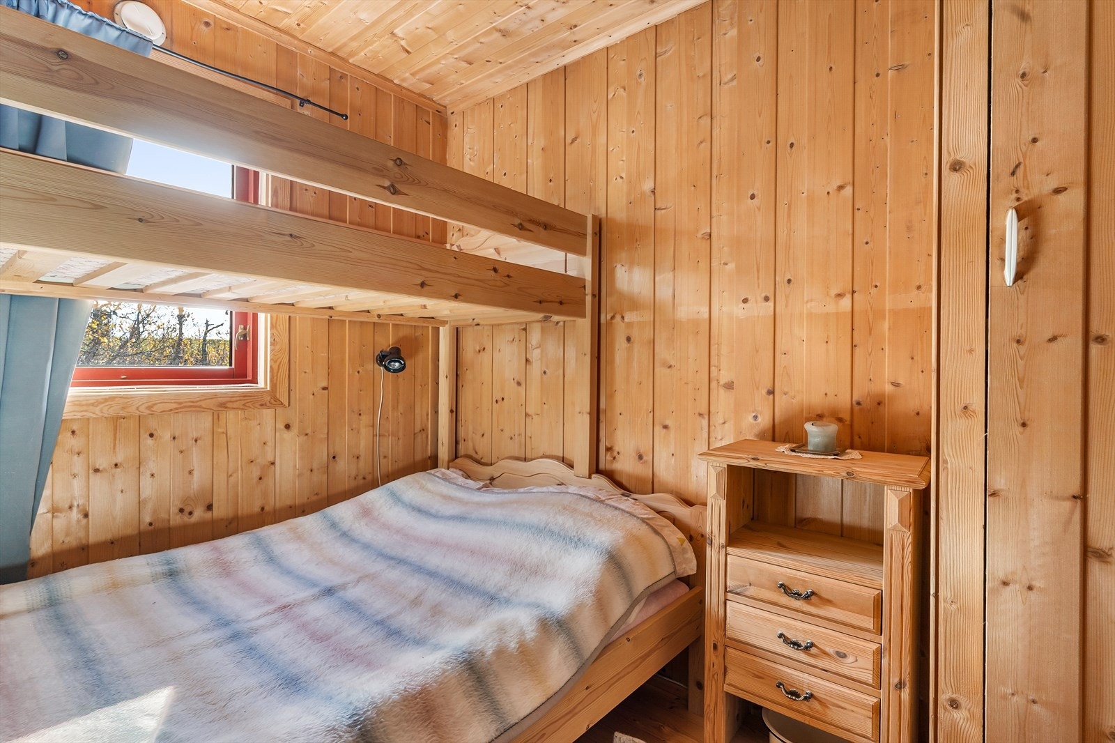 Det er plassbygd klesskap i begge rom. Galleribilde