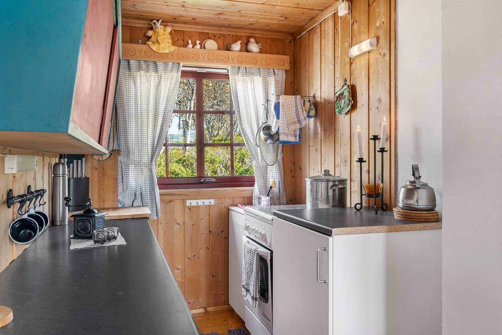 Innredningen har god oppbevaringsplass, og kjøkkenet er utstyrt med gassdrevet kjøleskap og komfyr. Galleribilde