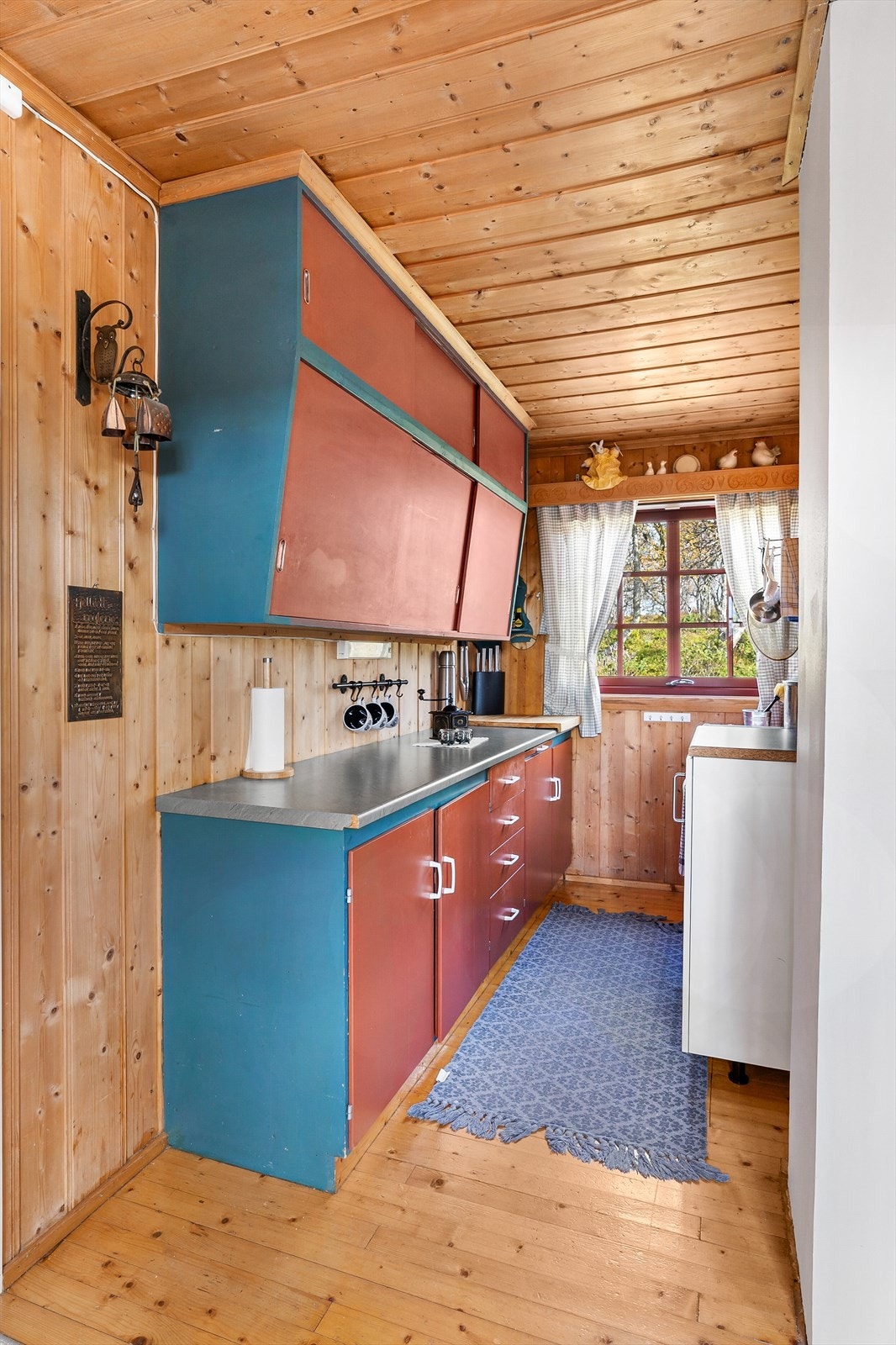 Hytta har et enkelt innredet kjøkken. Galleribilde