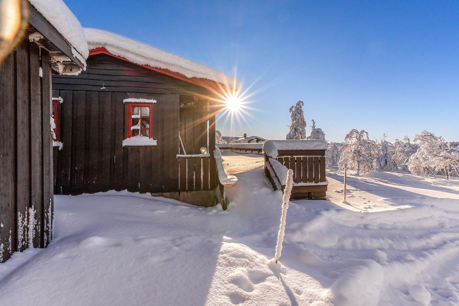 Uteområdet byr på en romslig, vestvendt terrasse på ca 39 kvm. Galleribilde