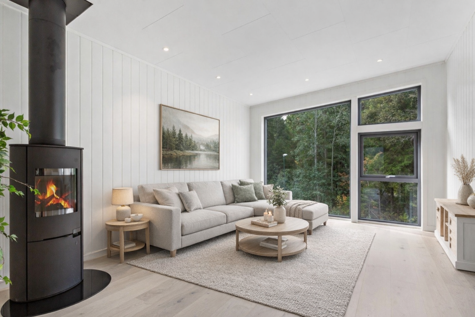 I 2. etasje finner du en loftstue med store vindusflater ut mot skogen. Bildet er redigert med KI. Galleribilde