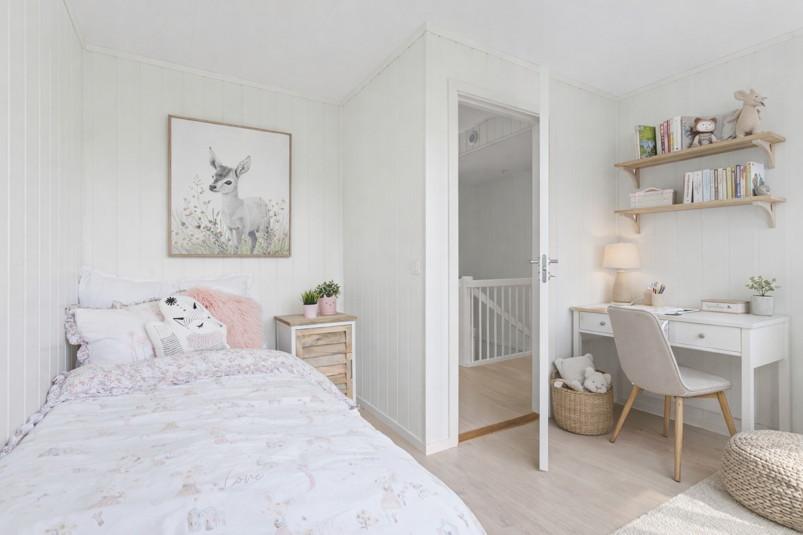 Alle de tre soverommene ligger barnevennlig til på samme plan i 2. etasje. Bildet er redigert med KI. Galleribilde