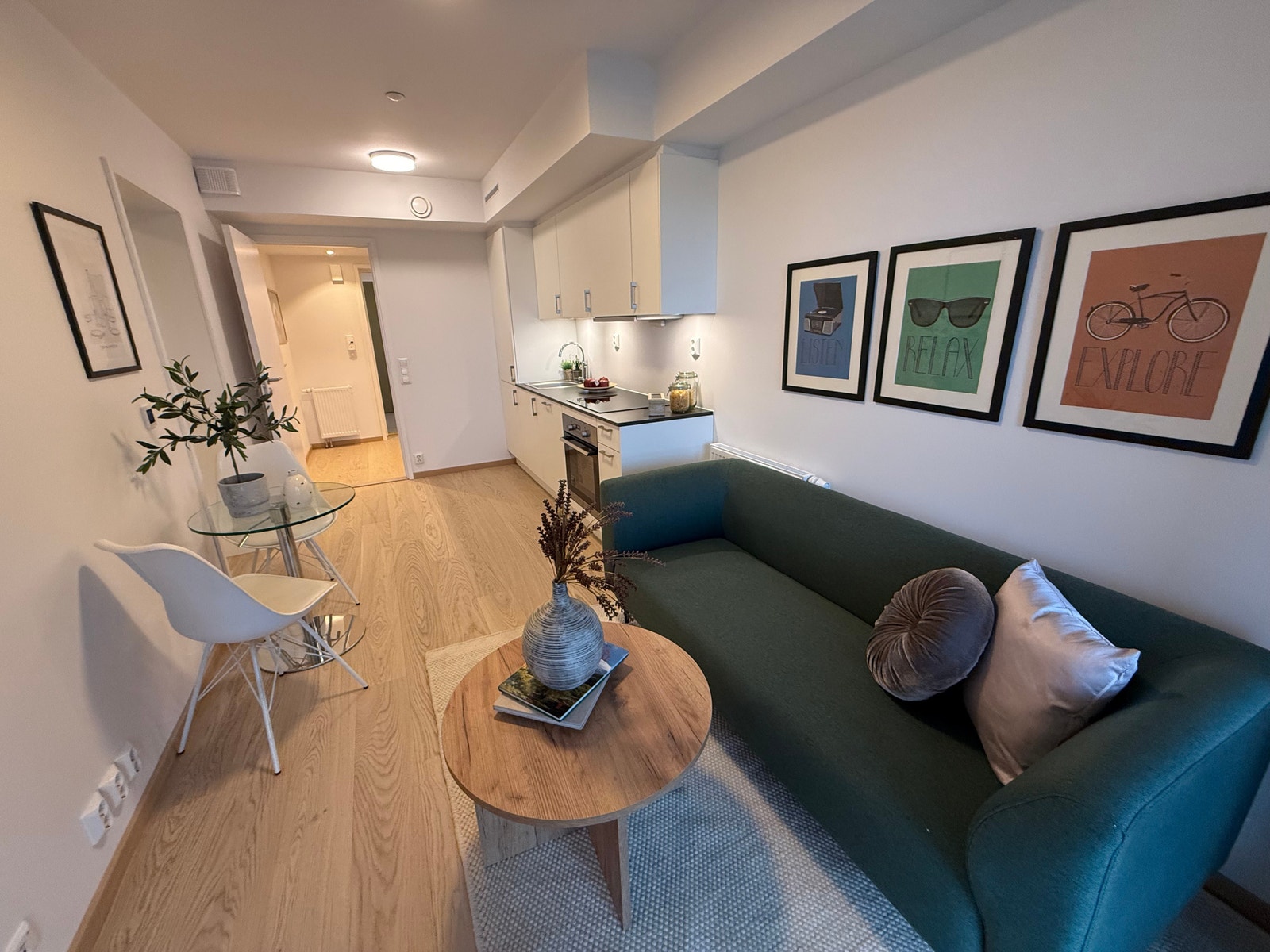 PLASS TIL SOFA OG MØBLER Galleribilde