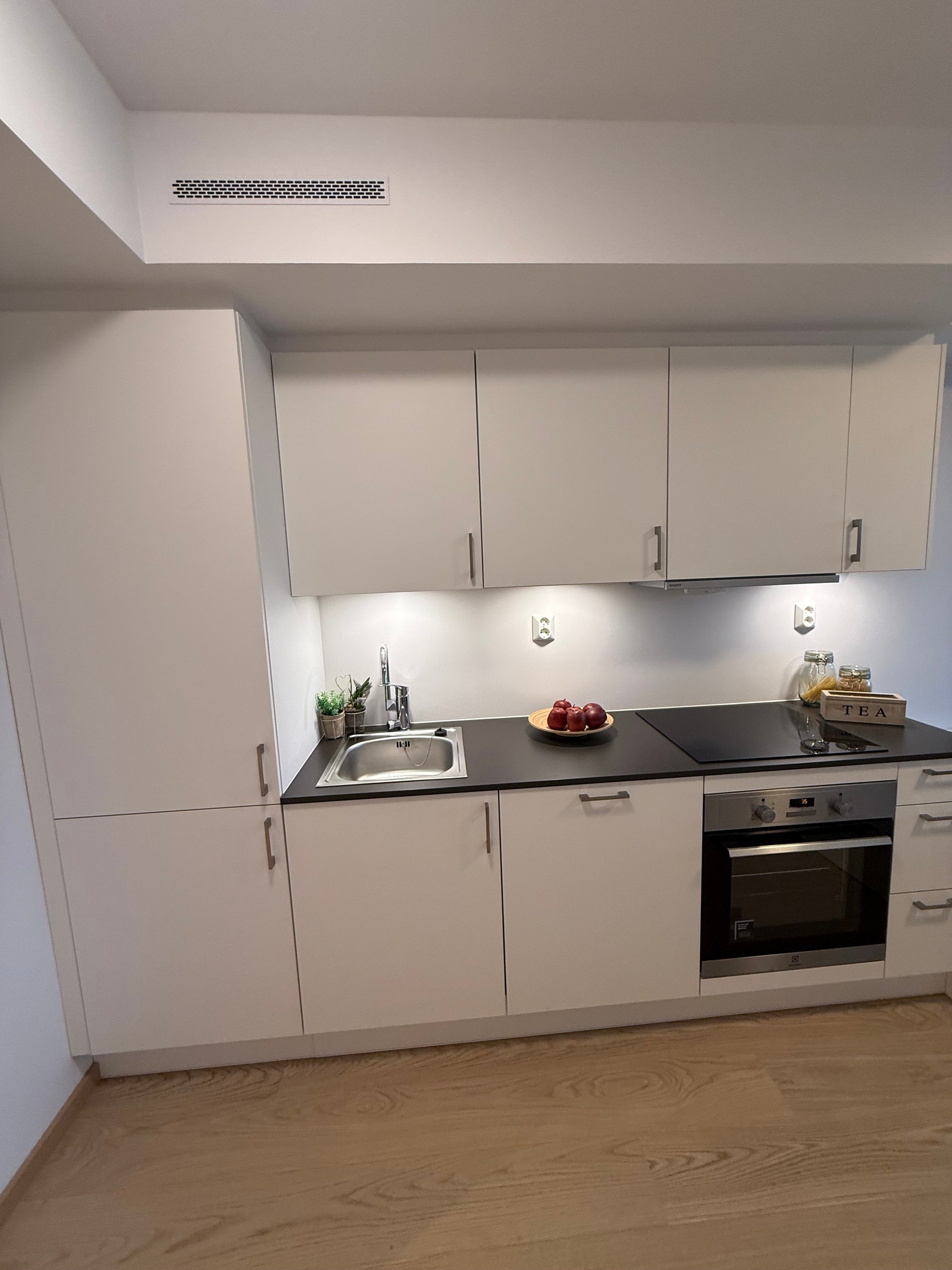 KJØKKEN MED ALLE HVITEVARER Galleribilde