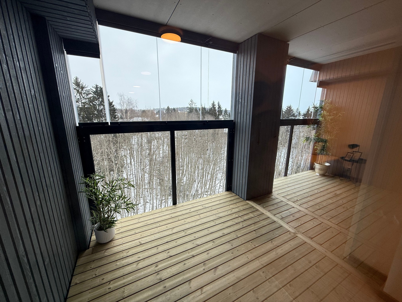 STOR INNGLASSET BALKONG MED UTSIKT Galleribilde