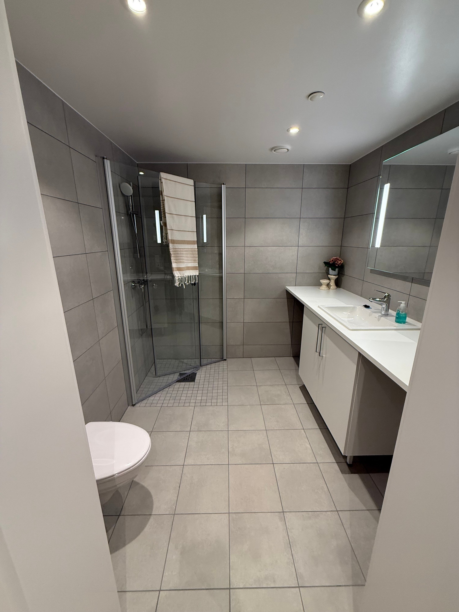 NY LYS & LEKKER BAD MED PLASS TIL VASKEMASKIN Galleribilde