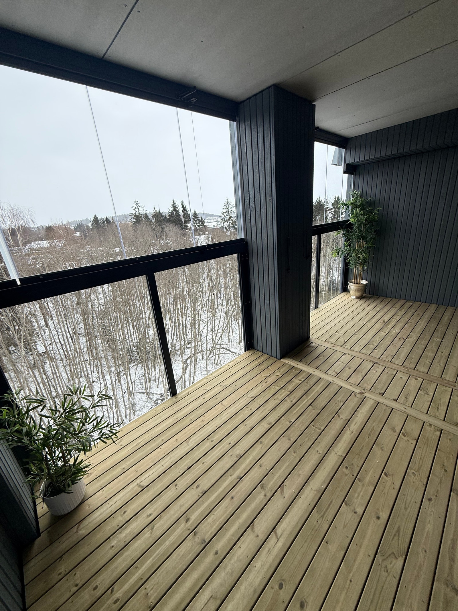 STOR INNGLASSET BALKONG MED UTSIKT Galleribilde