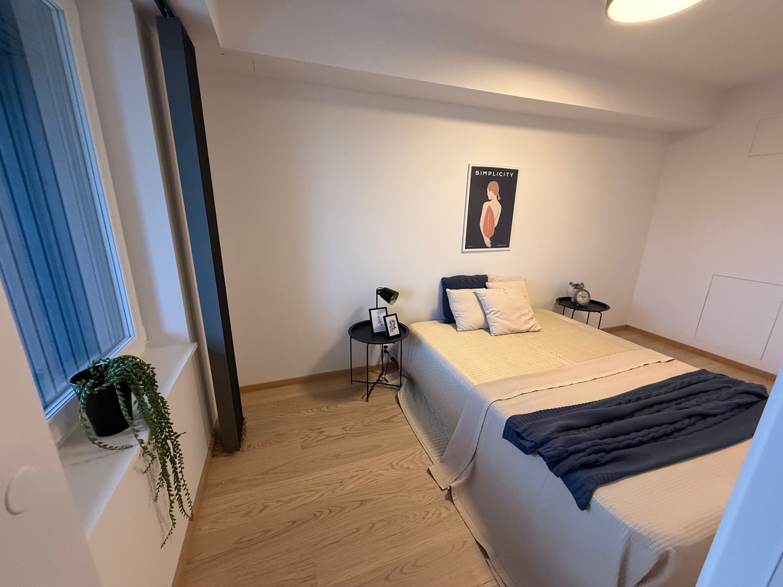 SOVEROM MED STORE VINDUER OG PLASS TIL DOBBELT SENG Galleribilde