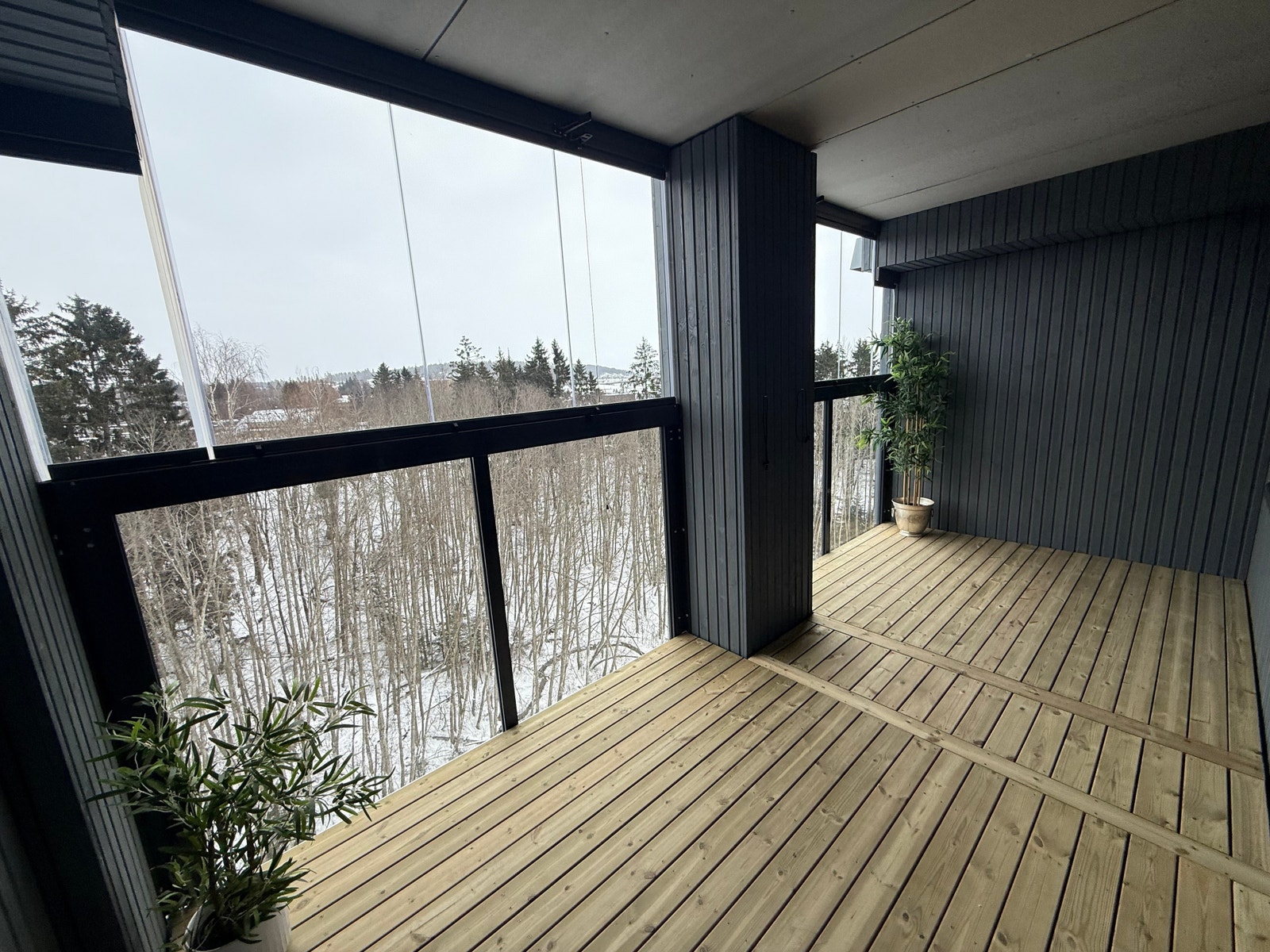 STOR INNGLASSET BALKONG MED UTSIKT Galleribilde