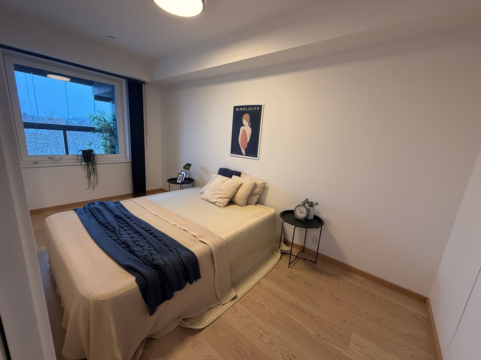 SOVEROM MED STORE VINDUER OG PLASS TIL DOBBELT SENG Galleribilde