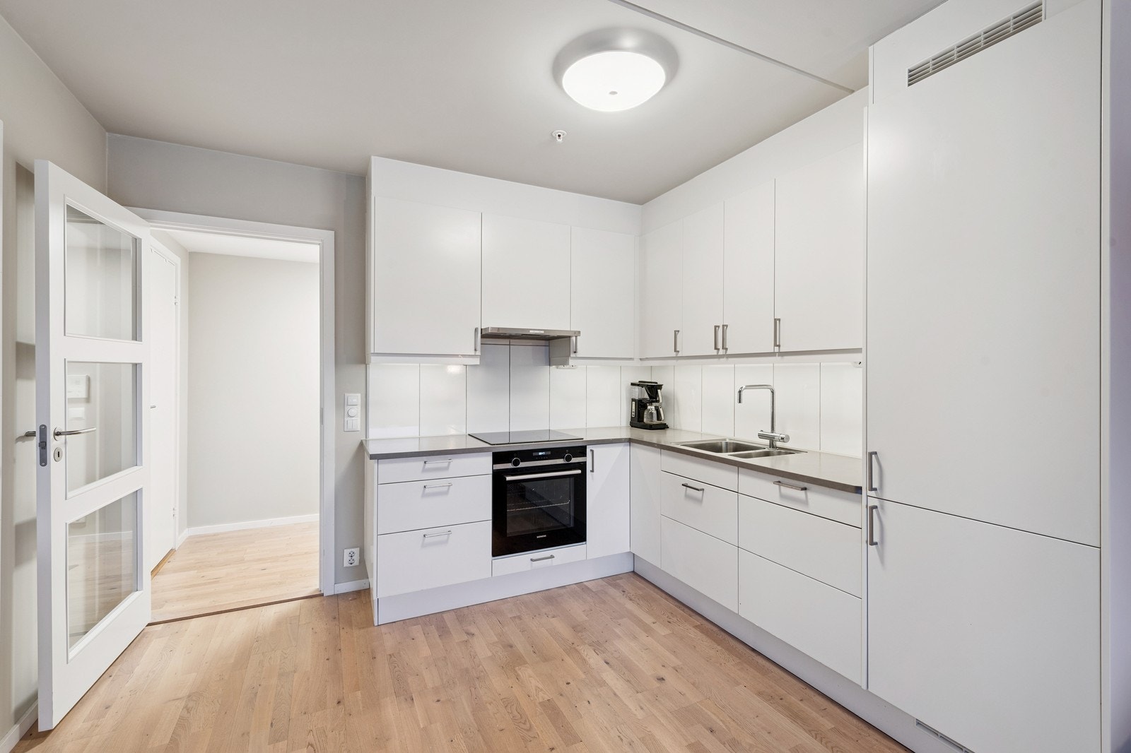 Moderne kjøkken med hvitevarer Galleribilde