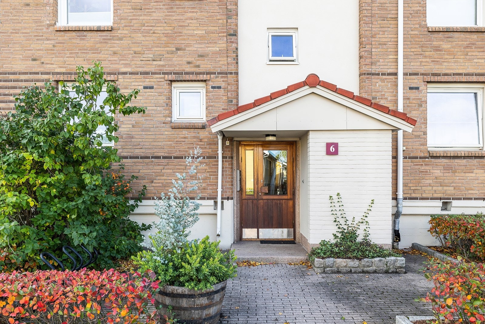 Inngangspartiet har en overbygd inngang med teglsteinsvegger. Galleribilde