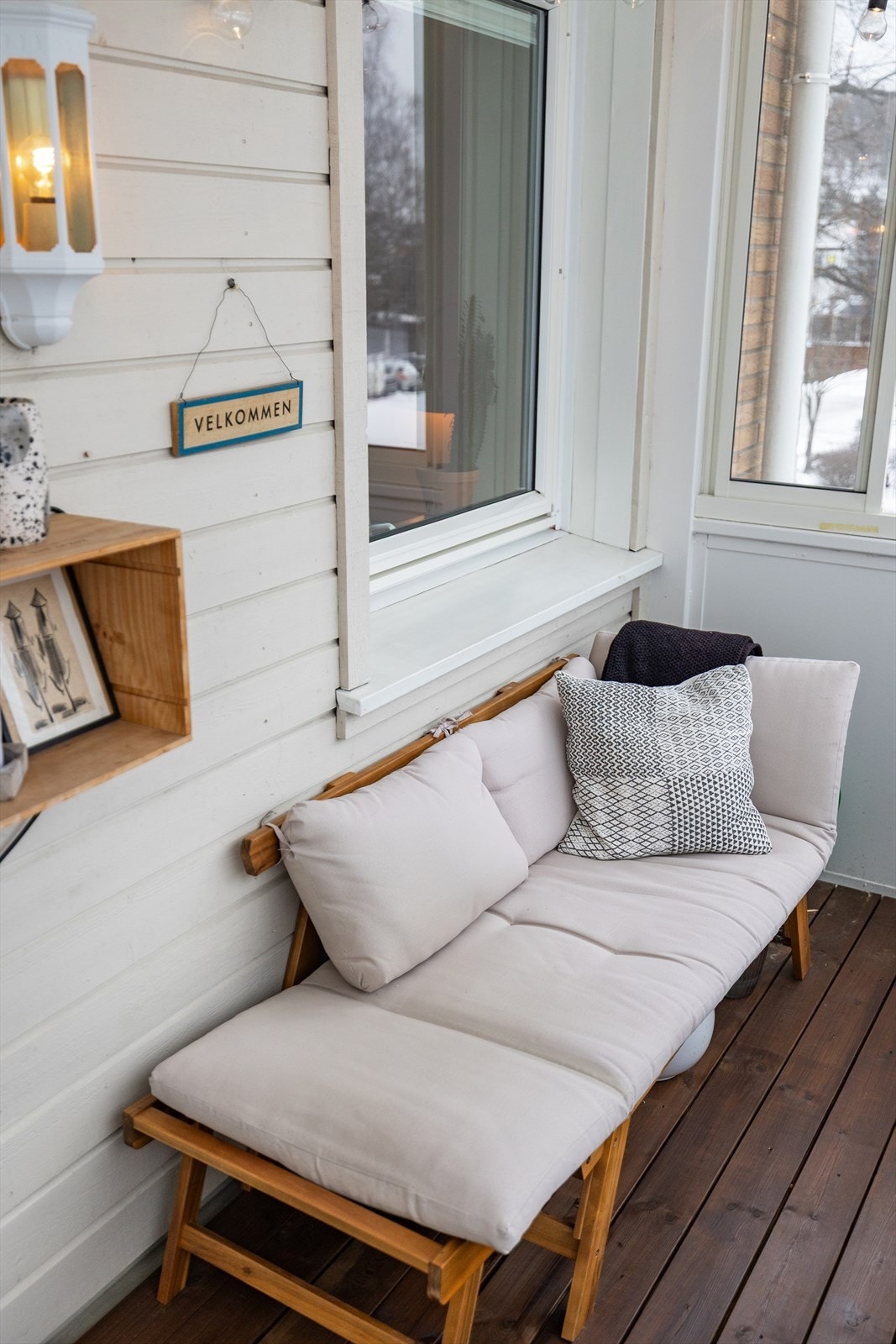 Terrassebord på støpt betongdekke gir et lunt preg på balkongen. Galleribilde
