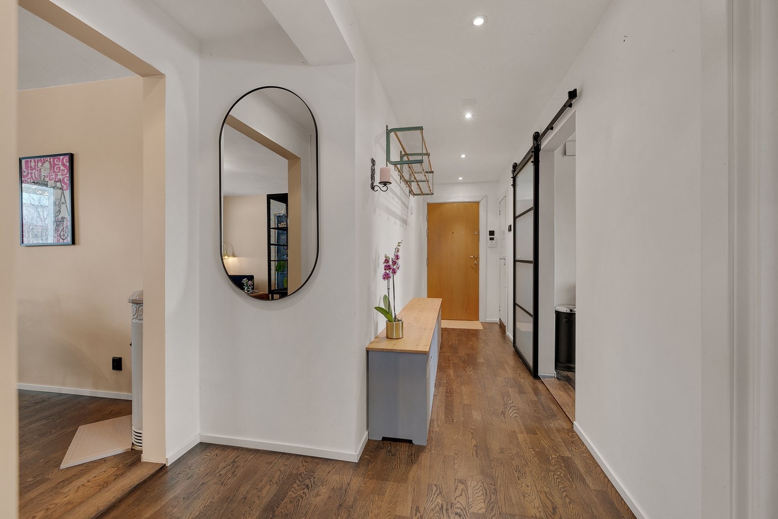 Innbydende og romslig entre med innebygd garderobeskap. Galleribilde