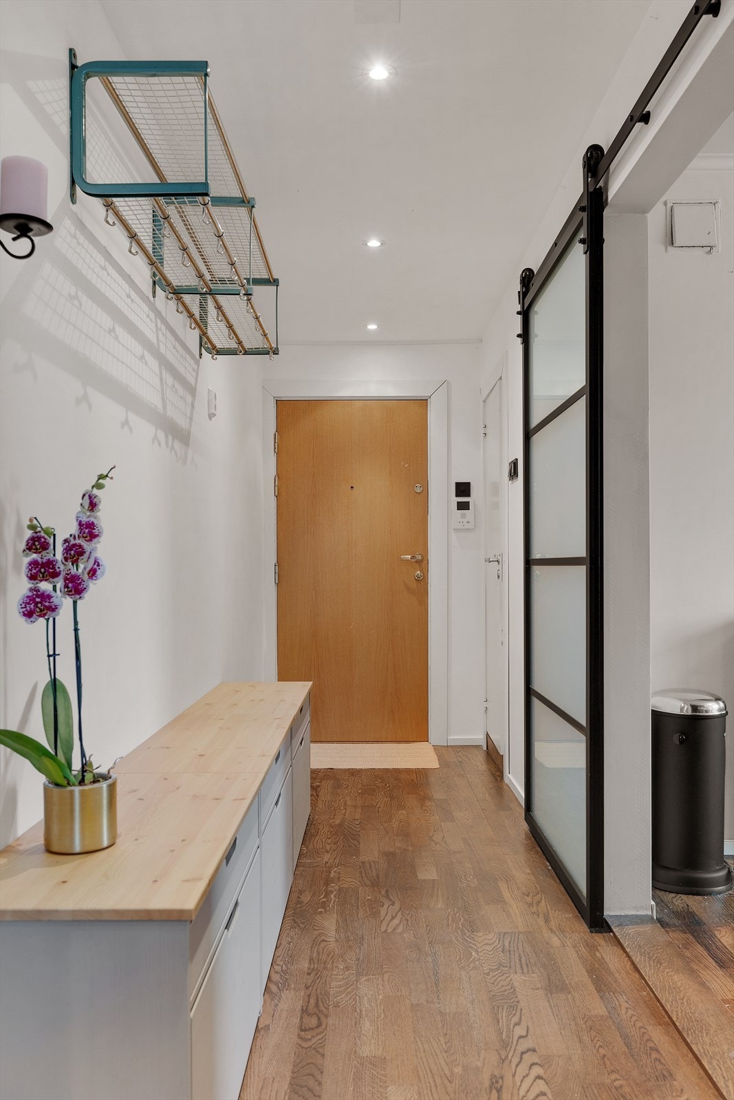 Garderobehylle og benk gir praktisk oppbevaring i entréen. Galleribilde