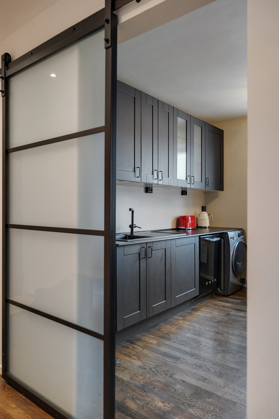 Skyvedør i glass gir adskillelse mellom kjøkken og andre rom, samtidig som den slipper inn lys. Galleribilde