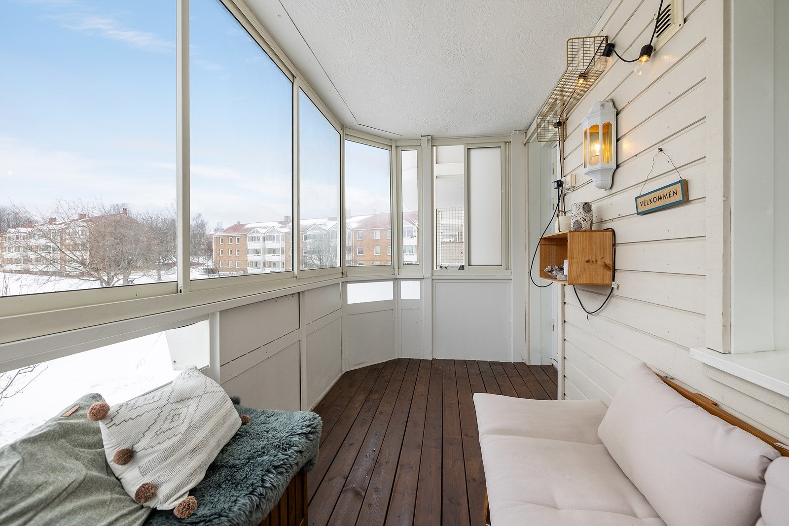 Innglasset balkong med terrassebord gir mulighet for året rundt bruk. Galleribilde