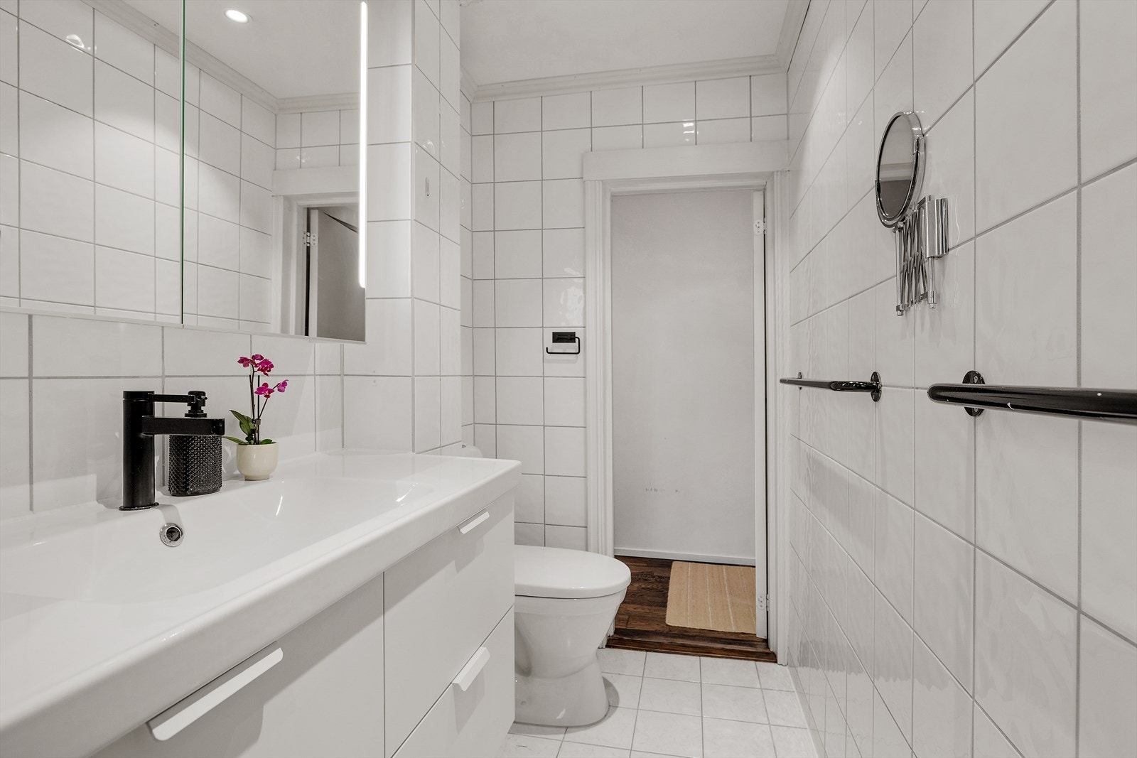 Badet ble bygget i 2000 og har fliser på vegger og gulv, samt malte plater med innfelte lys i taket. Galleribilde