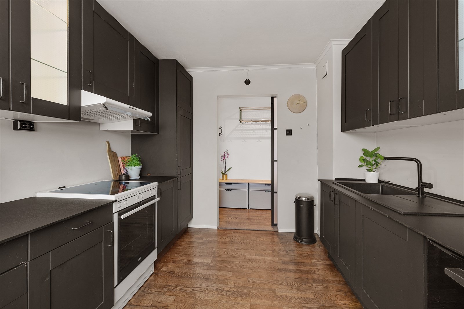 Det er lys i glasskap og ventilator med kullfilter. Det er opplegg for vaskemaskin og oppvaskmaskin. Kjøl/fryseskap er integrert i innredningen. Galleribilde