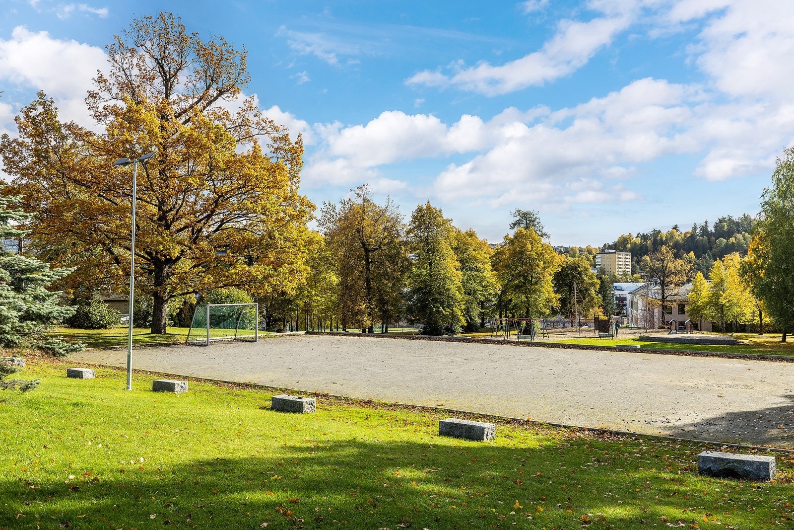 Fotballbane i parken gir mulighet for sportslige aktiviteter. Galleribilde