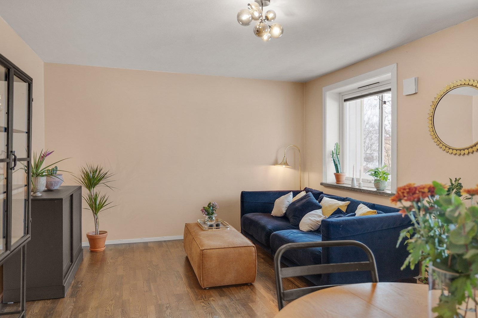 Med en gjennomgående planløsning og store vinduer, flommer stuen og kjøkkenet over av naturlig lys. Galleribilde