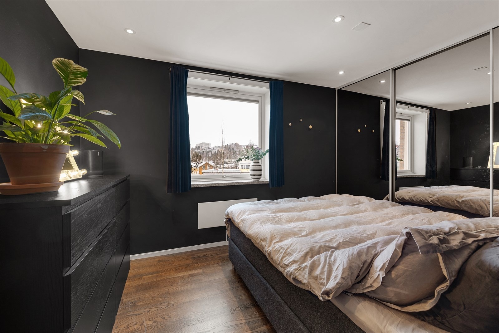 Store vinduer gir godt med naturlig lys i rommet. Galleribilde