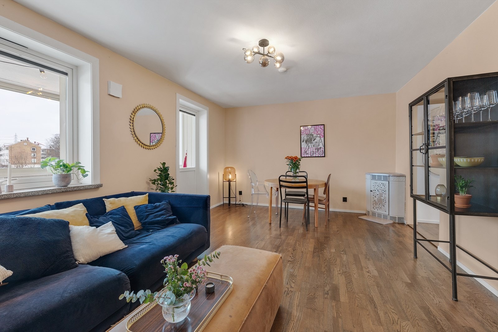 Stuen har også en eldre, sjarmerende peisovn som gir både varme og karakter til rommet. Galleribilde