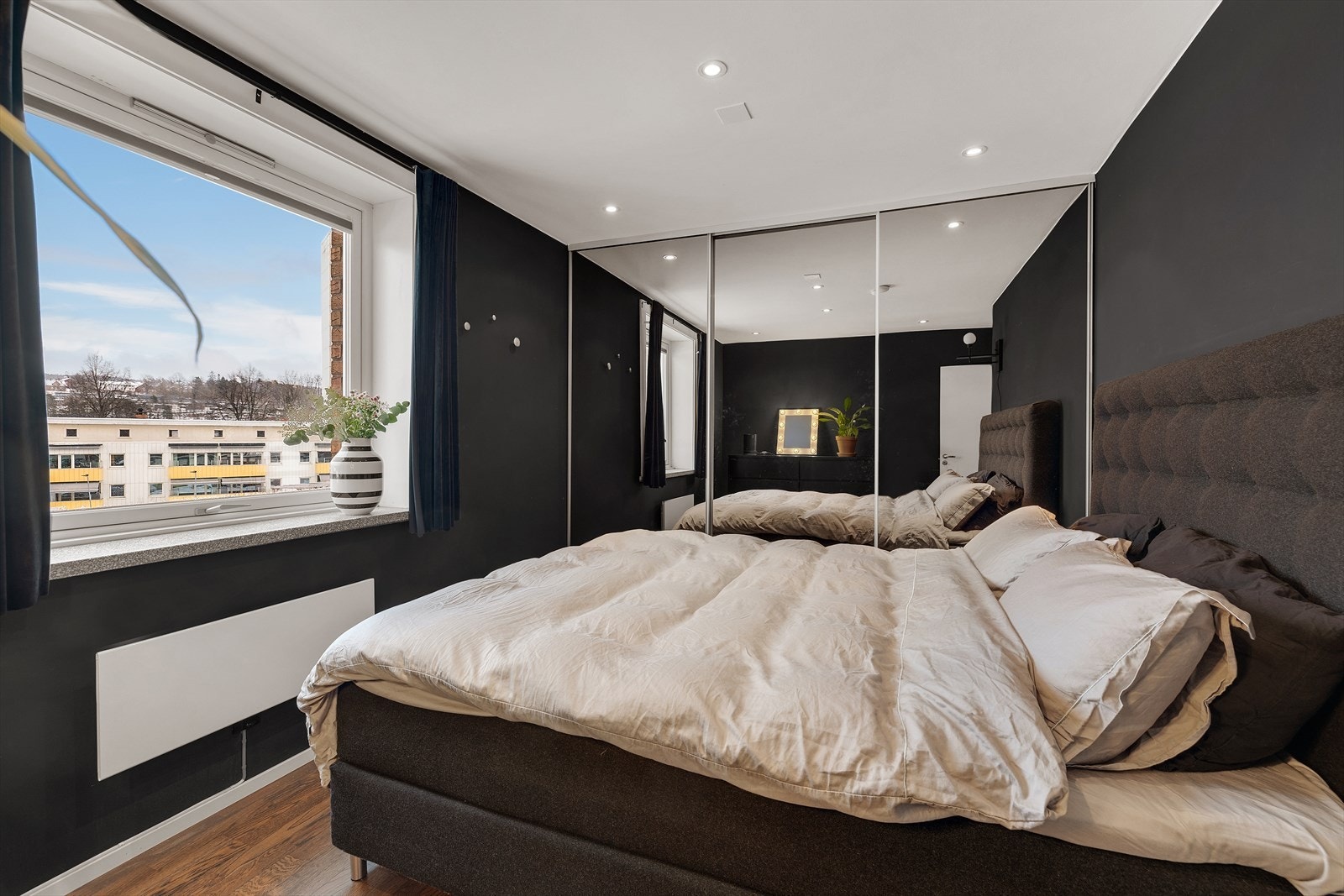 Hovedsoverommet er romslig og har god plass en stor seng. Galleribilde