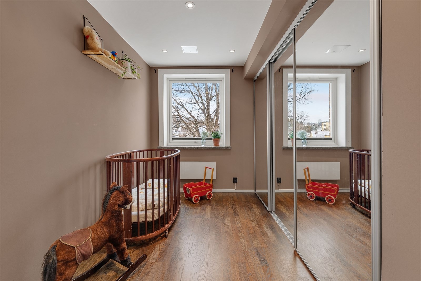 Soverom 2 har god plass til oppbevaring i stor skyvedørsgarderobe. Galleribilde