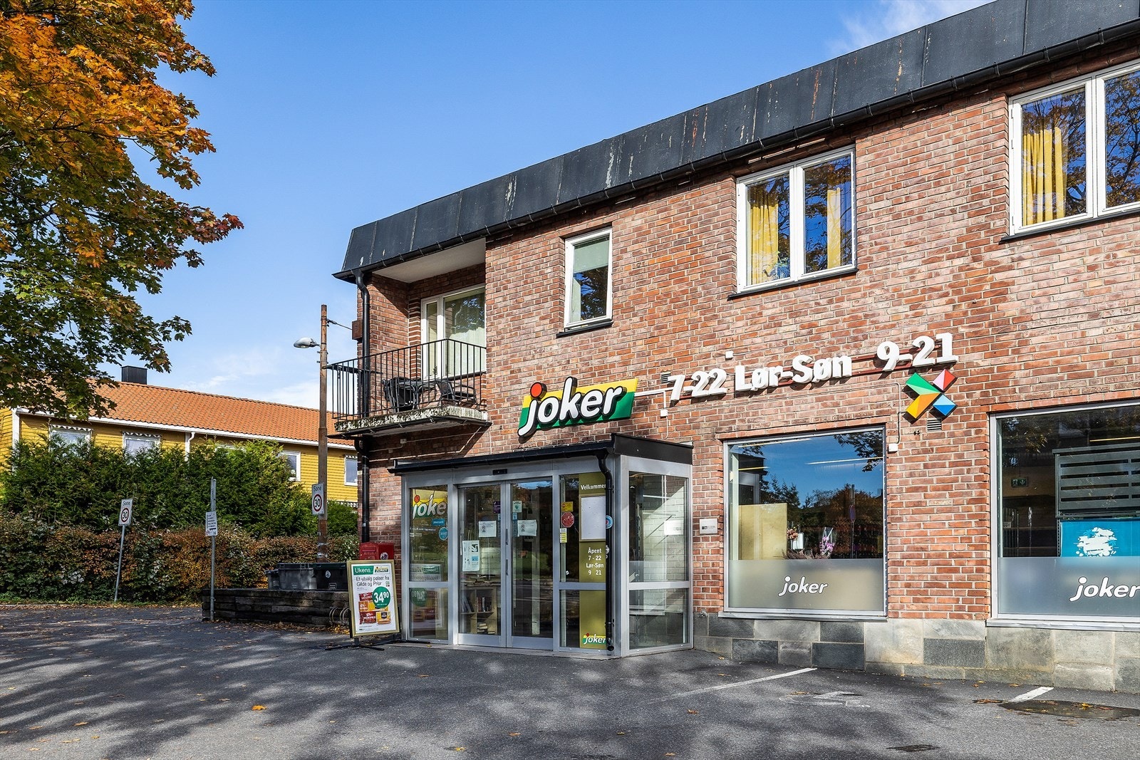 Nærliggende butikklokale med mursteinfasade gir enkel tilgang til dagligvarer. Galleribilde