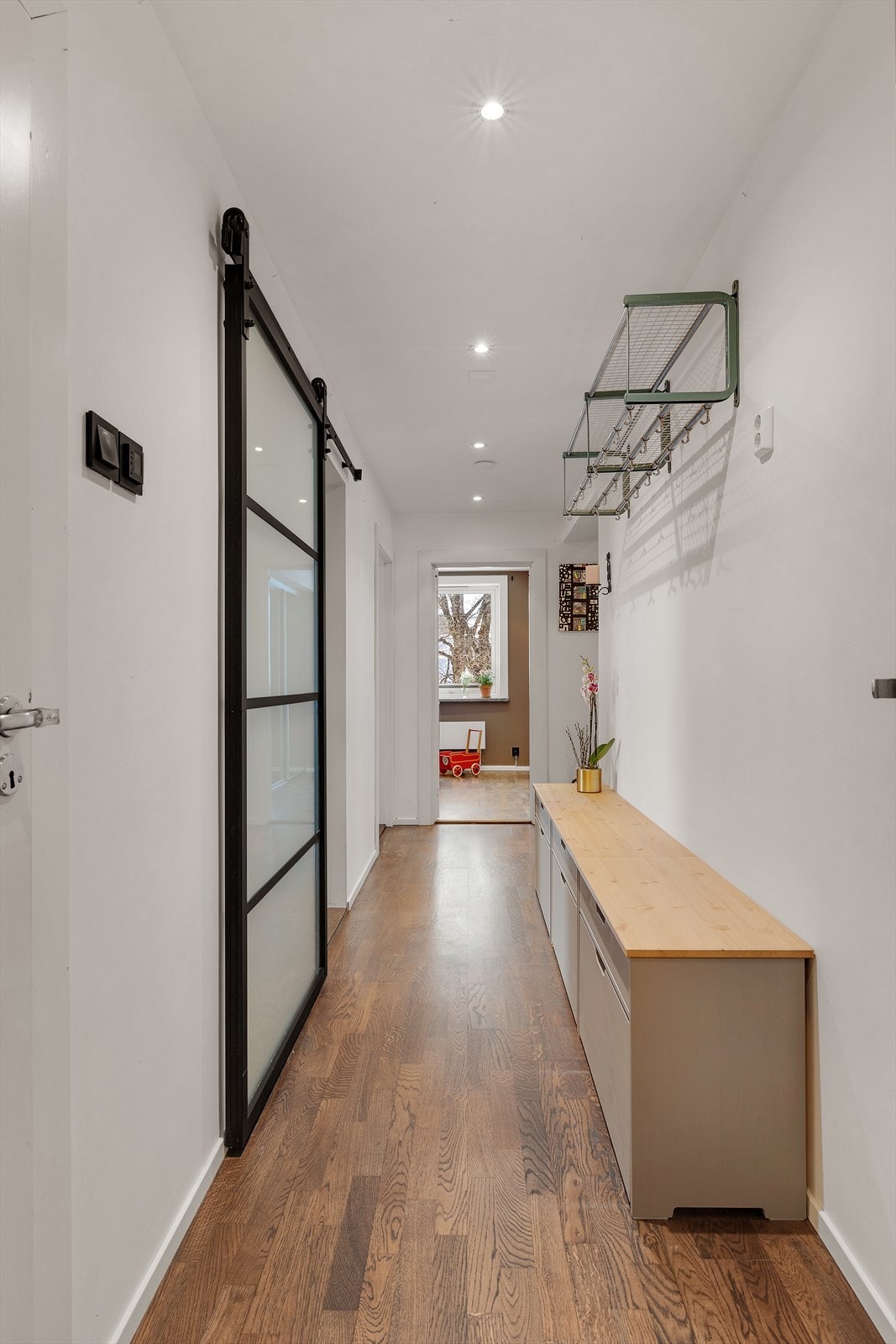 Lang entré med parkettgulv gir god plass til oppbevaring. Galleribilde