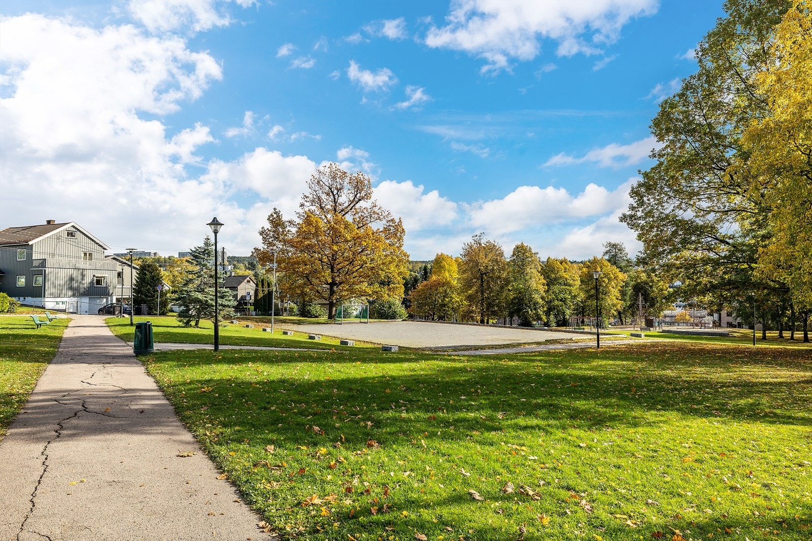 Grøntområde med gangvei gir en fin ramme for turgåing og avslapning. Galleribilde
